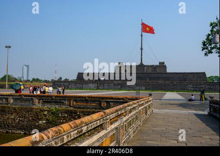 La torre della bandiera nella storica Cittadella di Hue, l'antica città imperiale e capitale del Vietnam. Foto Stock