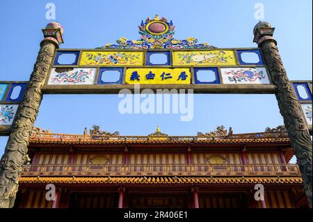 All'interno della porta Meridiana nella storica Cittadella di Hue, l'antica città imperiale e capitale del Vietnam. Foto Stock