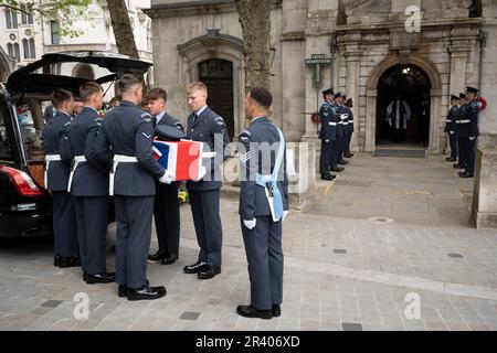 I Pallbearers trasportano la bara di Flt Sgt Peter Brown, un aviatore di RAF di origine giamaicana WW2 alla storica St Clement Danes Church della Royal Air Force, il 25th maggio 2023, a Londra, Inghilterra. Centinaia di membri delle forze armate, la comunità caraibica, amici e vicini hanno partecipato al servizio perché Flt Sgt Brown è stato uno degli ultimi 'piloti dei Caraibi', Un gruppo di volontari afro-caraibici della RAF, ma quando morì all'età di 96 anni non si tracciarono familiari e così seguì una campagna per riconoscere il suo servizio in tempo di guerra e per un mandato militare nella chiesa centrale della RAF di Londra. Foto Stock