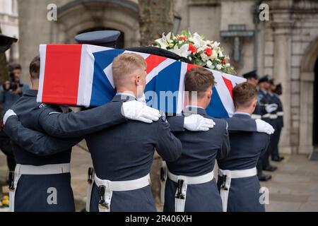 I Pallbearers trasportano la bara di Flt Sgt Peter Brown, un aviatore di RAF di origine giamaicana WW2 alla storica St Clement Danes Church della Royal Air Force, il 25th maggio 2023, a Londra, Inghilterra. Centinaia di membri delle forze armate, la comunità caraibica, amici e vicini hanno partecipato al servizio perché Flt Sgt Brown è stato uno degli ultimi 'piloti dei Caraibi', Un gruppo di volontari afro-caraibici della RAF, ma quando morì all'età di 96 anni non si tracciarono familiari e così seguì una campagna per riconoscere il suo servizio in tempo di guerra e per un mandato militare nella chiesa centrale della RAF di Londra. Foto Stock