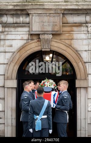 I Pallbearers trasportano la bara di Flt Sgt Peter Brown, un aviatore di RAF di origine giamaicana WW2 alla storica St Clement Danes Church della Royal Air Force, il 25th maggio 2023, a Londra, Inghilterra. Centinaia di membri delle forze armate, la comunità caraibica, amici e vicini hanno partecipato al servizio perché Flt Sgt Brown è stato uno degli ultimi 'piloti dei Caraibi', Un gruppo di volontari afro-caraibici della RAF, ma quando morì all'età di 96 anni non si tracciarono familiari e così seguì una campagna per riconoscere il suo servizio in tempo di guerra e per un mandato militare nella chiesa centrale della RAF di Londra. Foto Stock