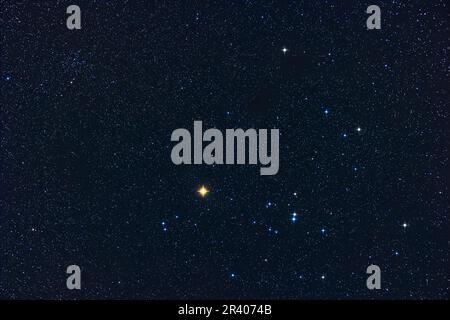 Il gruppo di stelle Hyades in Toro con il gigante arancione Aldebaran. Foto Stock