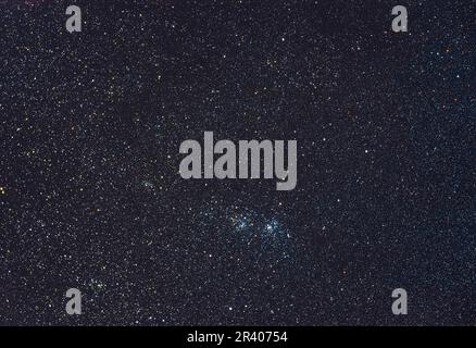 Il doppio cluster in Perseus con i vicini cluster NGC 957 e Trumpler 2. Foto Stock