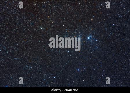 Il Double Cluster con due dei suoi compagni cluster star, NGC 957 e Trumpler 2. Foto Stock