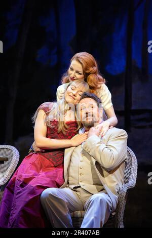 Dall'alto: Laura Pitt-Pulford (Rose Vibert), Anna Unwin (Jenny Dillingham), Michael Ball (Sir George Dillingham) in ASPETTI DELL'AMORE al Lyric Theatre, Londra W1 25/05/2023 music & book di Andrew Lloyd Webber testi: Don Black & Charles Hart design: John McFarlane lighting: Jon Clark coreografia: Denni Sayers regista: Jonathan Kent Foto Stock