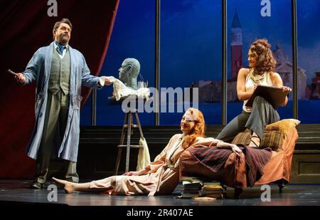 l-r: Michael Ball (Sir George Dillingham), Laura Pitt-Pulford (Rose Vibert), Danielle de Niese (Giulietta Trapani) in ASPETTI D'AMORE al Teatro Lirico, Londra W1 25/05/2023 music & book di Andrew Lloyd Webber testi: Don Black & Charles Hart design: John McFarlane lighting: Jon Clark coreografia: Denni Sayers Jonathan Kent regista Foto Stock