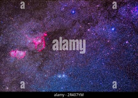 Gruppi di stelle di Cassiopea e Perseo, con il cuore e l'anima Nebula a sinistra. Foto Stock