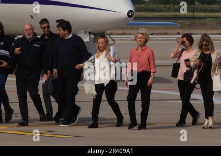 Bologna, Italia. 25th maggio, 2023. Il presidente del parlamento europeo Ursula von der Leyen con il presidente del consiglio dei Ministri italiano Giorgia Meloni e il presidente della Regione Emilia Romagna durante la riunione stampa in occasione dell'ispezione effettuata nella regione nelle province colpite dal alluvione. Bologna, 25 maggio 2023. Foto: Stringer bologna Credit: Live Media Publishing Group/Alamy Live News Foto Stock