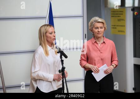 Bologna, Italia. 25th maggio, 2023. Il presidente del parlamento europeo Ursula von der Leyen con il presidente del consiglio dei Ministri italiano Giorgia Meloni e il presidente della Regione Emilia Romagna durante la riunione stampa in occasione dell'ispezione effettuata nella regione nelle province colpite dal alluvione. Bologna, 25 maggio 2023. Foto: Stringer bologna Credit: Live Media Publishing Group/Alamy Live News Foto Stock