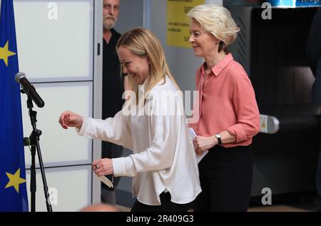 Bologna, Italia. 25th maggio, 2023. Il presidente del parlamento europeo Ursula von der Leyen con il presidente del consiglio dei Ministri italiano Giorgia Meloni e il presidente della Regione Emilia Romagna durante la riunione stampa in occasione dell'ispezione effettuata nella regione nelle province colpite dal alluvione. Bologna, 25 maggio 2023. Foto: Stringer bologna Credit: Live Media Publishing Group/Alamy Live News Foto Stock