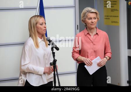 Bologna, Italia. 25th maggio, 2023. Il presidente del parlamento europeo Ursula von der Leyen con il presidente del consiglio dei Ministri italiano Giorgia Meloni e il presidente della Regione Emilia Romagna durante la riunione stampa in occasione dell'ispezione effettuata nella regione nelle province colpite dal alluvione. Bologna, 25 maggio 2023. Foto: Stringer bologna Credit: Live Media Publishing Group/Alamy Live News Foto Stock