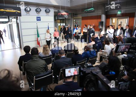 Bologna, Italia. 25th maggio, 2023. Il presidente del parlamento europeo Ursula von der Leyen con il presidente del consiglio dei Ministri italiano Giorgia Meloni e il presidente della Regione Emilia Romagna durante la riunione stampa in occasione dell'ispezione effettuata nella regione nelle province colpite dal alluvione. Bologna, 25 maggio 2023. Foto: Stringer bologna Credit: Live Media Publishing Group/Alamy Live News Foto Stock