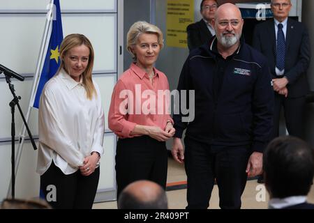 Bologna, Italia. 25th maggio, 2023. Il presidente del parlamento europeo Ursula von der Leyen con il presidente del consiglio dei Ministri italiano Giorgia Meloni e il presidente della Regione Emilia Romagna durante la riunione stampa in occasione dell'ispezione effettuata nella regione nelle province colpite dal alluvione. Bologna, 25 maggio 2023. Foto: Stringer bologna Credit: Live Media Publishing Group/Alamy Live News Foto Stock