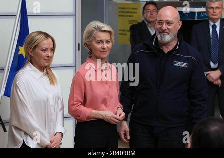 Bologna, Italia. 25th maggio, 2023. Il presidente del parlamento europeo Ursula von der Leyen con il presidente del consiglio dei Ministri italiano Giorgia Meloni e il presidente della Regione Emilia Romagna durante la riunione stampa in occasione dell'ispezione effettuata nella regione nelle province colpite dal alluvione. Bologna, 25 maggio 2023. Foto: Stringer bologna Credit: Live Media Publishing Group/Alamy Live News Foto Stock