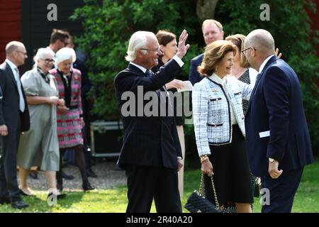 Il re svedese Carl XVI Gustaf e la regina Silvia durante una visita a Linköping, in Svezia, giovedì, in occasione del Giubileo del 50th del Trono del re di Svezia. Nella foto: La coppia reale durante la cerimonia di piantagione di alberi nel giardino del castello. Foto Stock