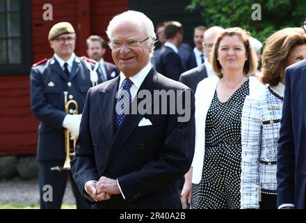 Il re svedese Carl XVI Gustaf e la regina Silvia durante una visita a Linkšping, in Svezia, giovedì, in occasione del Giubileo del 50th del Trono del re di Svezia. Nella foto: La coppia reale durante la cerimonia di piantagione di alberi nel giardino del castello. Foto Stock