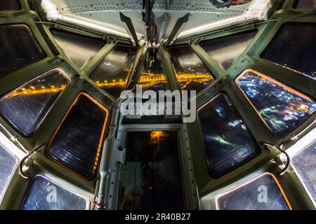 Abitacolo di un aereo il-76MD dell'aeronautica russa di notte (sedile del navigatore). Foto Stock