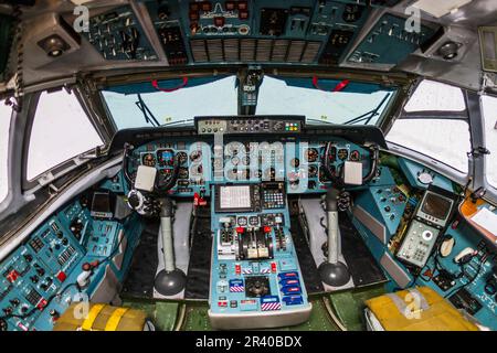 Abitacolo di un aereo da trasporto militare AN-72 dell'aeronautica russa. Foto Stock