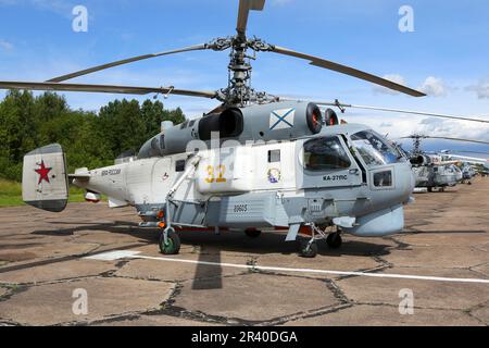 Un elicottero di salvataggio Ka-27PS della Marina Russa su un parcheggio in Pushkin, Russia. Foto Stock