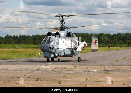 Un elicottero di salvataggio Ka-27PS della Marina russa che tassa su una pista a Pushkin, Russia. Foto Stock