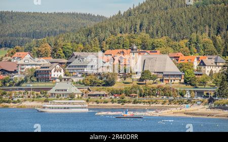 Lago e spa dello stesso nome Schluchsee con chiesa di San Nicholas Foto Stock