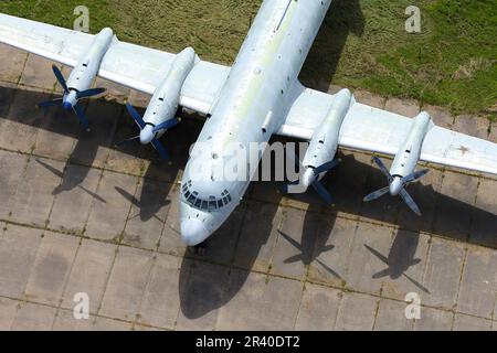 Vista aerea di un velivolo anti-sottomarino il-38 della Marina Russa durante lo stoccaggio. Foto Stock
