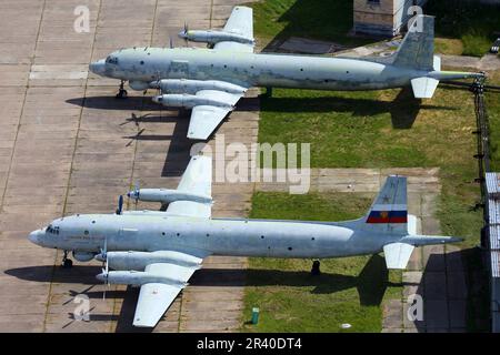 Vista aerea degli aerei anti-sottomarini il-38 della Marina Russa durante il rimessaggio. Foto Stock