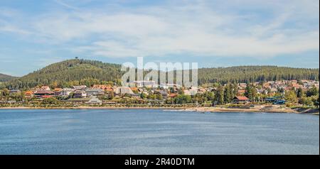 Lago e spa dello stesso nome Schluchsee con chiesa di San Nicholas Foto Stock