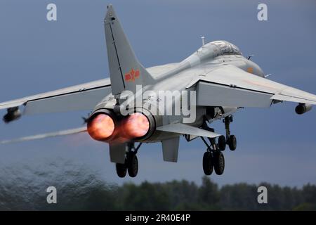 JH-7A attacca l'aereo dell'aeronautica cinese decollo. Foto Stock