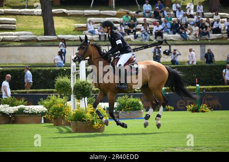 CSIO Roma 2023, Piazza di Siena, Roma, Italia, maggio 25 2023. Concorso di salto equestre scheda A contro l'orologio, Henrik von Eckermann (SWE) sul parco giochi. Photo Credit: Fabio Pagani/Alamy Live News Foto Stock