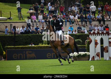 CSIO Roma 2023, Piazza di Siena, Roma, Italia, maggio 25 2023. Concorso di salto equestre scheda A contro l'orologio, Henrik von Eckermann (SWE) sul parco giochi. Photo Credit: Fabio Pagani/Alamy Live News Foto Stock