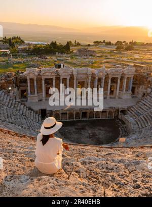 Hierapolis antica città Pamukkale Turchia, giovane donna con cappello che guarda il tramonto dalle rovine UNESCO Foto Stock