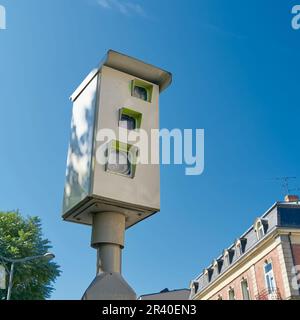 Controllo della velocità tramite una telecamera radar di controllo della velocità nel centro di Colmar in Francia Foto Stock