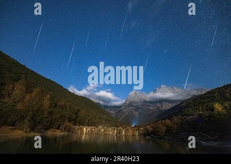 geminid meteor doccia sopra Jade Dragon Snow Mountain, provincia di Yunnan, Cina. Foto Stock