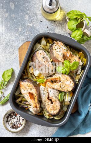 Sane bistecche di salmone al forno con basilico, fagiolini, peperoni dolci e cipolle. Cucinare una deliziosa cena a basso contenuto di carb, sano Foto Stock