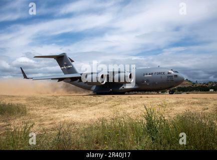 9 maggio 2023 - base dell'aeronautica militare di Travis, California, Stati Uniti - Un Stati Uniti Air Force C-17 Globemaster III partecipando all'esercizio Golden Phoenix decoltra su una pista sterrata presso Schoonover Airfield, California, 9 maggio 2023. Golden Phoenix è un'esercitazione di preparazione su larga scala ospitata dalla base dell'aeronautica militare di Travis con il supporto completo delle unità partner. (Credit Image: © Heide Couch/U.S. Air Force/ZUMA Press Wire Service) SOLO PER USO EDITORIALE! Non per USO commerciale! Foto Stock