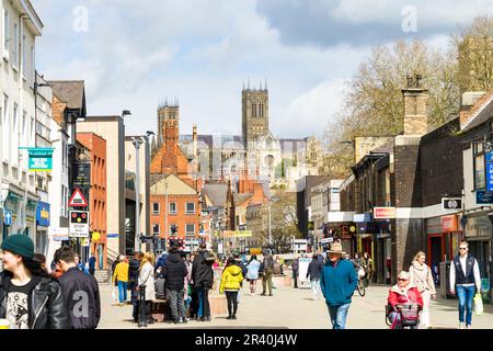 Lincoln Cathedral da sotto le linee ferroviarie High Street Lincoln City, Lincolnshire, Inghilterra, Regno Unito Foto Stock