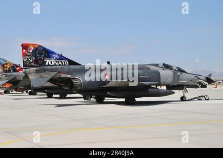Turkish Air Force F-4E Phantom alla base aerea di Konya, Turchia, con contrassegni speciali. Foto Stock
