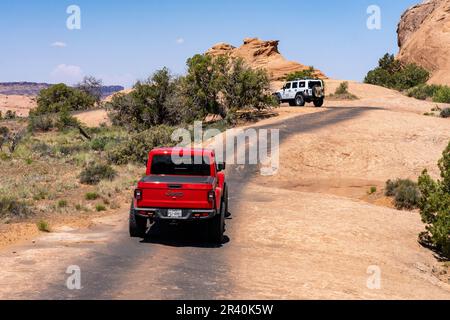 Jeep sul sentiero OHV Fins & Things nella Sand Flats Recreation Area vicino a Moab, Utah. Foto Stock