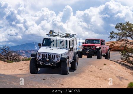 Jeep sul sentiero OHV Fins & Things nella Sand Flats Recreation Area vicino a Moab, Utah. Foto Stock