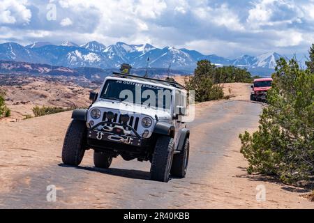 Jeep sul sentiero OHV Fins & Things nella Sand Flats Recreation Area vicino a Moab, Utah. Foto Stock