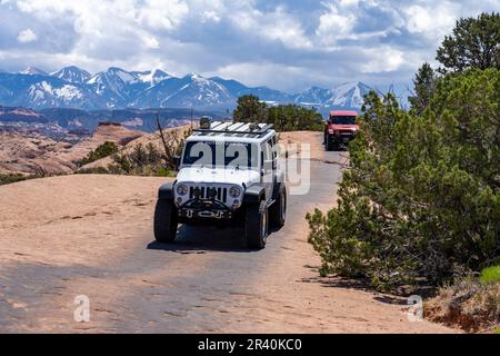 Jeep sul sentiero OHV Fins & Things nella Sand Flats Recreation Area vicino a Moab, Utah. Foto Stock