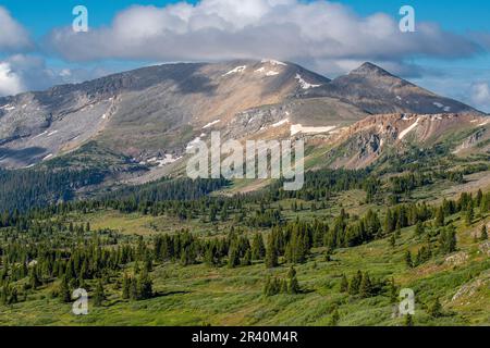 Bella vista di mattina presto della catena montuosa di Sawatch del Colorado dal Passo di Cottonwood. Foto Stock