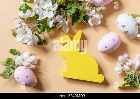 Buon concetto di Pasqua. Uova di Pasqua e fiori di mela primavera sfondo floreale. Primavera vacanze religiose Pasqua. Vi Foto Stock
