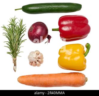 Verdure fresche, cipolla, carota, peperoni gialli e rossi, un mazzo di rosmarino su fondo bianco isolato. Foto Stock