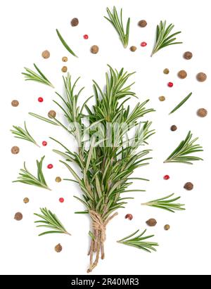 Rami di rosmarino legati con corda, pepe aromatico, pepe nero e rosso su fondo bianco isolato, spezie culinarie Foto Stock