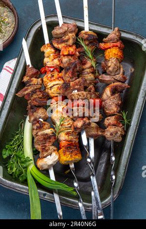 Barbecue carne di maiale alla griglia, pollo e spiedini di verdure sul vassoio Vista dall'alto, disposizione piatta Foto Stock