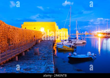 Il Koules o Castello a Mare è una fortezza all'ingresso del vecchio porto della città di Heraklion, l'isola di Creta in Grecia Foto Stock