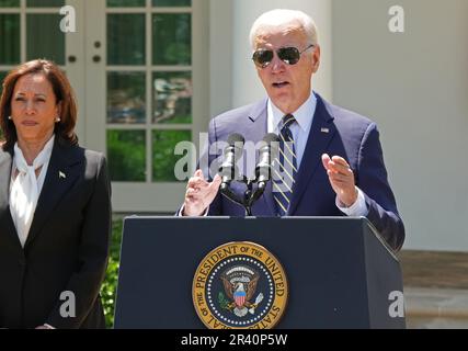 Washington, Stati Uniti. 25th maggio, 2023. Il presidente Joe Biden è in piedi con il vicepresidente Kamala Harris (L) mentre annuncia la sua intenzione di nominare il generale Charles Q. Brown, Jr. Come prossimo presidente dei capi di stato maggiore nel corso di un evento nel Rose Garden presso la Casa Bianca a Washington, DC il giovedì, 25 maggio 2023. Foto di Pat Benic/UPI Credit: UPI/Alamy Live News Foto Stock