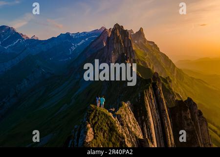 Coppia a Schaeffler cresta di montagna swiss Alpstein, Appenzell Svizzera, Schaeffler picco Foto Stock